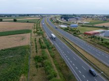 Jak konstrukcje reklamowe przy trasie prowadzą klientów do obiektu poza miastem?