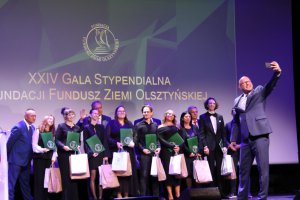 Tegoroczni stypendyści, samorządowcy oraz prezes i mecenasi fundacji