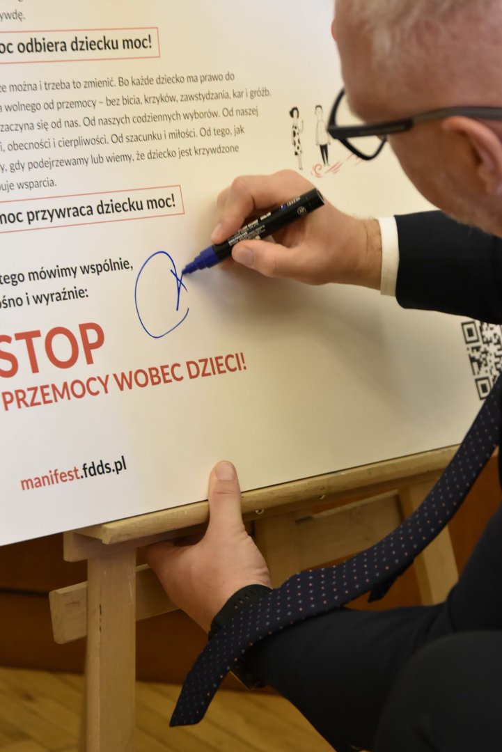 „Ochrona dziecka wymaga uważności i współpracy”. W Olsztynie podpisano istotny manifest