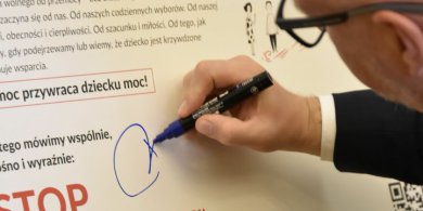 Artykuł: „Ochrona dziecka wymaga uważności i współpracy”. W Olsztynie podpisano ważny manifest