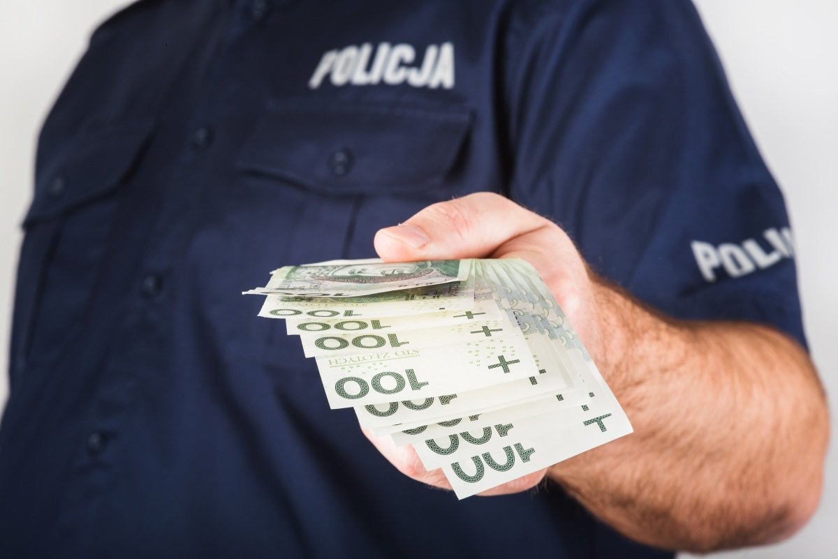 58-latka myślała, iż pomaga policji. Wypłaciła 50 tys. zł, mundurowy był wygenerowany przez AI