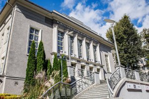 Teatr im. Stefana Jaracza w Olsztynie i instalacja artystyczna na fasadzie budynku