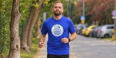 Artykuł: Ponad 42 km dla zwierząt. Radek z Olsztyna pobiegnie w Maratonie Warszawskim, by zapełnić ich miski