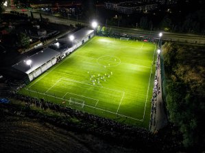 Kilkuset kibiców obserwowało derby m.in. z chodnika czy pola należacego do uniwersytetu