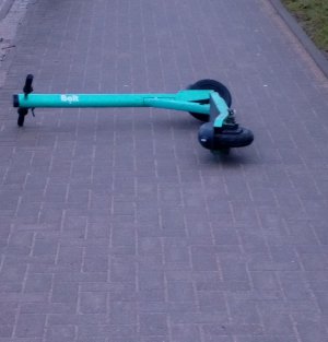 Krew na chodniku i przewrócona hulajnoga. Niebezpiecznie przy ul. Żołnierskiej w Olsztynie