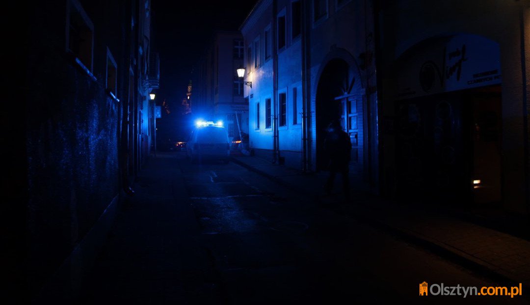 43-latek myślał, iż ktoś w środku nocy buszuje na strychu. Wezwał policję i... trafił za kratki