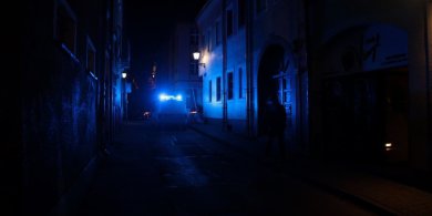 Artykuł: 43-latek myślał, że ktoś w środku nocy buszuje na strychu. Wezwał policję i... trafił za kratki