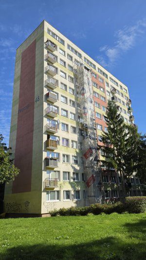 Chodził w nocy po rusztowaniu przy ul. Dworcowej. Chciał odwiedzić bliskich, do których ma zakaz zbliżania?