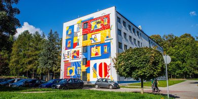 Artykuł: Nowy mural na Kortowie to prawdziwa "bomba energetyczna". Mocne kolory dzieła dopełniają intensywną zieleń na kampusie [ZDJĘCIA]