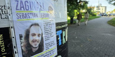 Artykuł: Sebastian zaginął ponad miesiąc temu. Na olsztyńskich słupach pojawiły się plakaty z wizerunkiem 24-latka