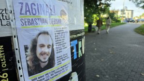 Poszukiwania Sebastiana Dębskiego trwają od ponad miesiąca. W Olsztynie pojawiły się plakaty z wizerunkiem 24-latka