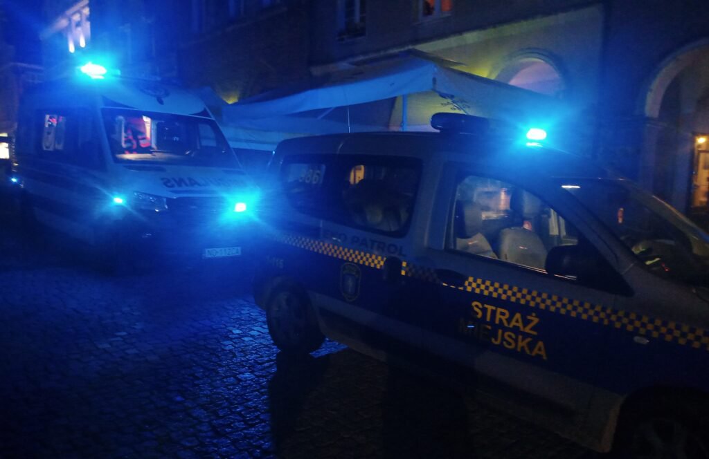 Niepokojące zachowanie seniorki przy jednym ze sklepów na os. Grunwaldzkim postawiło służby na nogi