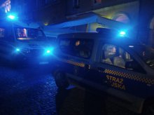Niepokojące zachowanie seniorki przy jednym ze sklepów na os. Grunwaldzkim postawiło służby na nogi