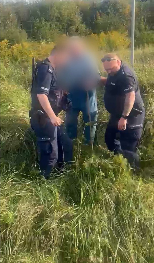 Niebezpiecznie pod Olsztynkiem. 67-latek w piżamie szedł po nasypie kolejowym [WIDEO]
