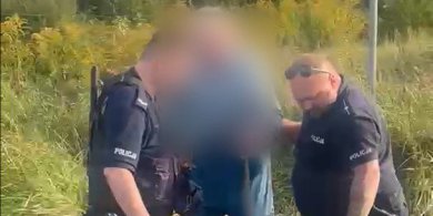 Artykuł: Niebezpiecznie pod Olsztynkiem. 67-latek w piżamie szedł po nasypie kolejowym [WIDEO]