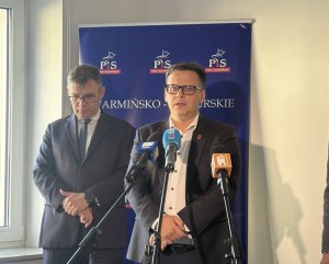 „Nowa 5 Tuska”. Politycy PiS w Olsztynie krytykują projekt budżetu na 2027 rok