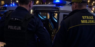Artykuł: W środku nocy młoda kobieta błąkała się po Olsztynie. Finał sytuacji zaskakuje