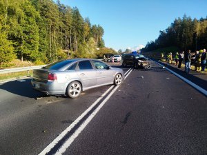 Groźne zdarzenie na DK 16. Jeden z kierowców prawdopodobnie zasłabł [ZDJĘCIA]