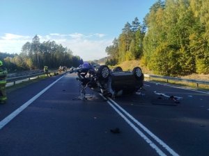 Groźne zdarzenie na DK 16. Jeden z kierowców prawdopodobnie zasłabł [ZDJĘCIA]
