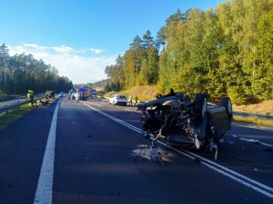 Groźne zdarzenie na DK 16. Jeden z kierowców prawdopodobnie zasłabł [ZDJĘCIA]