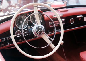 Olsztyńska starówka zamieniła się w wystawę klasyków. Królowała brytyjska motoryzacja [ZDJĘCIA]
