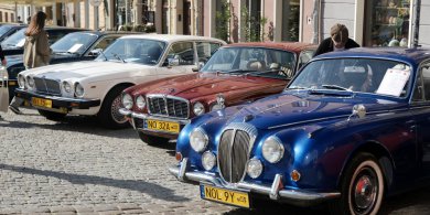 Artykuł: Olsztyńska starówka zamieniła się w wystawę klasyków. Królowała brytyjska motoryzacja [ZDJĘCIA]
