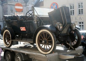 Olsztyńska starówka zamieniła się w wystawę klasyków. Królowała brytyjska motoryzacja [ZDJĘCIA]