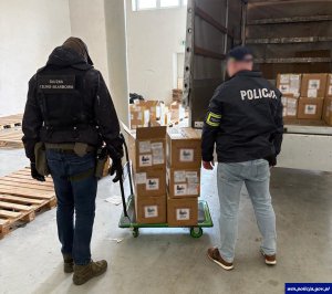 Olsztyńscy policjanci uderzyli w nielegalny biznes. Na Mazowszu zabezpieczyli 8,5 tys. e-papierosów bez akcyzy