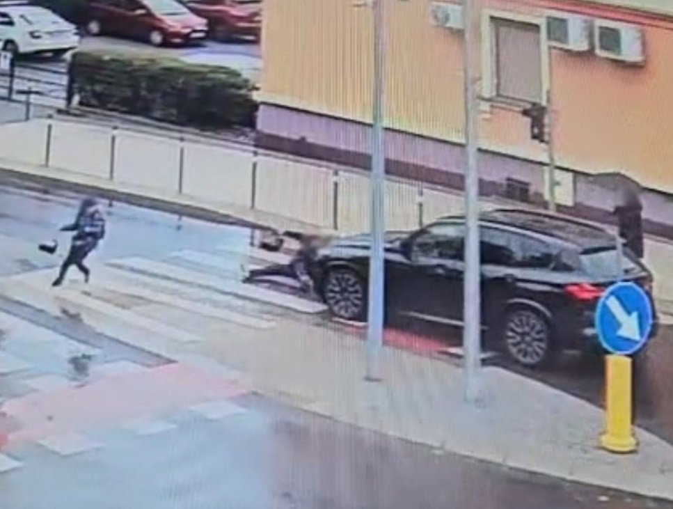 Sobota na drogach regionu: potrącony rowerzysta, pijany 80-latek na skuterze i "wiszący Mercedes"