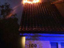 Pożar dachu przy ul. Rataja w Olsztynie. Na miejscu dziewięć zastępów straży pożarnej