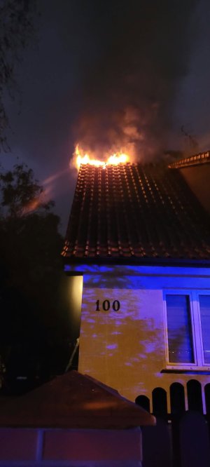 Pożar dachu przy ul. Rataja w Olsztynie. Na miejscu dziewięć zastępów straży pożarnej