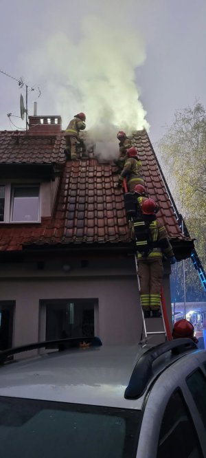 Pożar dachu przy ul. Rataja w Olsztynie. Na miejscu dziewięć zastępów straży pożarnej