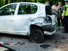 Kolizja na ul. Kołobrzeskiej w Olsztynie. 71-latka zjechała z jezdni i uderzyła w dwa auta