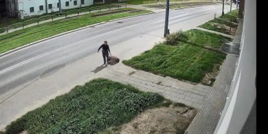 Artykuł: W środku nocy ciągnęła martwego psa po chodniku. Teraz szuka ją policja [WIDEO]