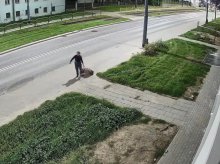 W środku nocy ciągnęła martwego psa po chodniku. Teraz szuka ją policja [WIDEO]