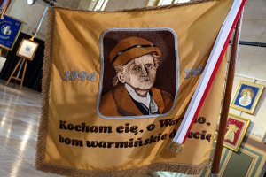 Tysiące ściegów, 55 lat pracy i ponad 150 sztandarów. Niezwykła artystka z Barczewa