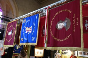 Tysiące ściegów, 55 lat pracy i ponad 150 sztandarów. Niezwykła artystka z Barczewa
