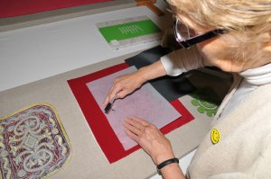 Tysiące ściegów, 55 lat pracy i ponad 150 sztandarów. Niezwykła artystka z Barczewa
