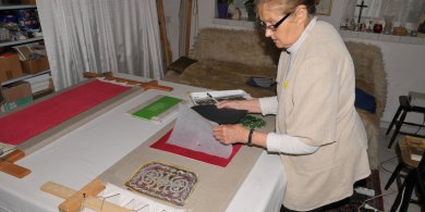 Artykuł: Tysiące ściegów, 55 lat pracy i ponad 150 sztandarów. Niezwykła artystka z Barczewa