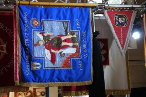 Tysiące ściegów, 55 lat pracy i ponad 150 sztandarów. Niezwykła artystka z Barczewa