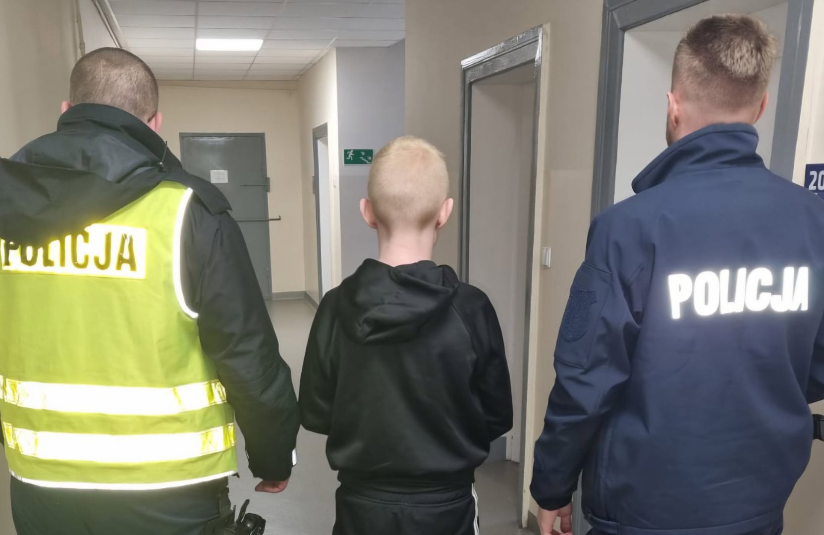 Olsztynek. 17-latek powiedział kolegom o niebezpiecznych przedmiotach. Policja sprawdziła jego dom