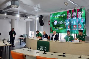 Kadr z przedsezonowej konferencji prasowej