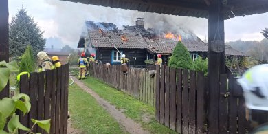 Artykuł: Pożar domu pod Olsztynem. W akcji 11 zastępów straży pożarnej