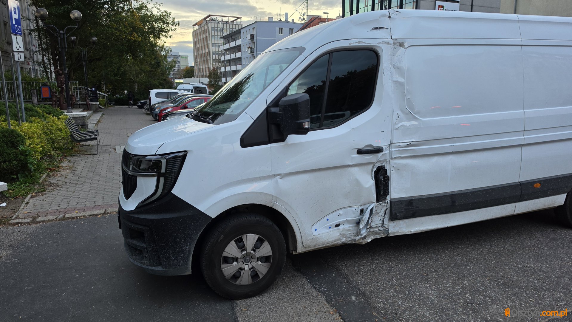 Olsztyn. Młody kierowca Poczty Polskiej zderzył się z autobusem komunikacji miejskiej