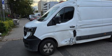 Artykuł: Olsztyn. Młody kierowca Poczty Polskiej zderzył się z autobusem komunikacji miejskiej