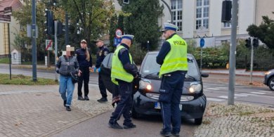 Artykuł: Niebezpiecznie na ul. Żołnierskiej w Olsztynie. Kierowca Smarta potrącił przechodnia [WIDEO]