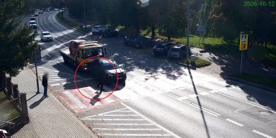 Artykuł: Ełk. Kierowca lawety uderzył w auto przed przejściem dla pieszych. Przechodzień odskoczył w ostatniej chwili [WIDEO]