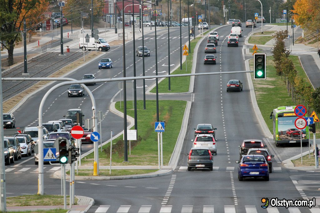 Olsztyn. Spał za kierownicą na środku al. Sikorskiego. Gdy zobaczył policjantów, zaczął uciekać