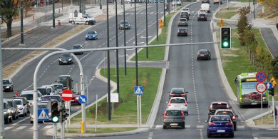 Artykuł: Olsztyn. Spał za kierownicą na środku al. Sikorskiego. Gdy zobaczył policjantów, zaczął uciekać