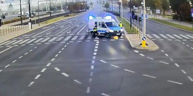 Artykuł: Olsztyn. Spał za kierownicą na środku al. Sikorskiego. Gdy zobaczył policjantów, zaczął uciekać